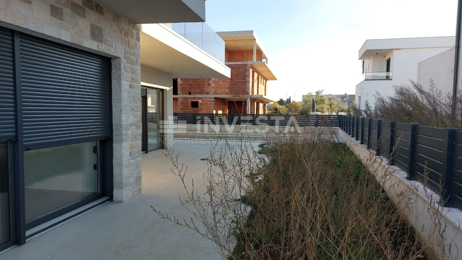 moderna vila u taru - slika 39