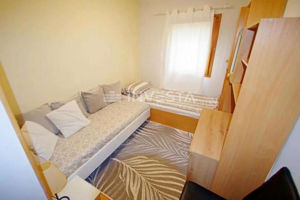 prizemnica na mirnoj lokaciji s bazenom + 2 pomoćna objekta - slika 12