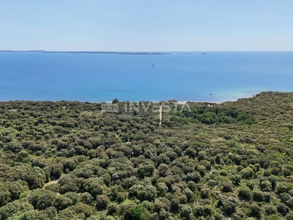 Zemljište, 400m od mora, građ. doz. za 3 stambene jedinice - Fažana