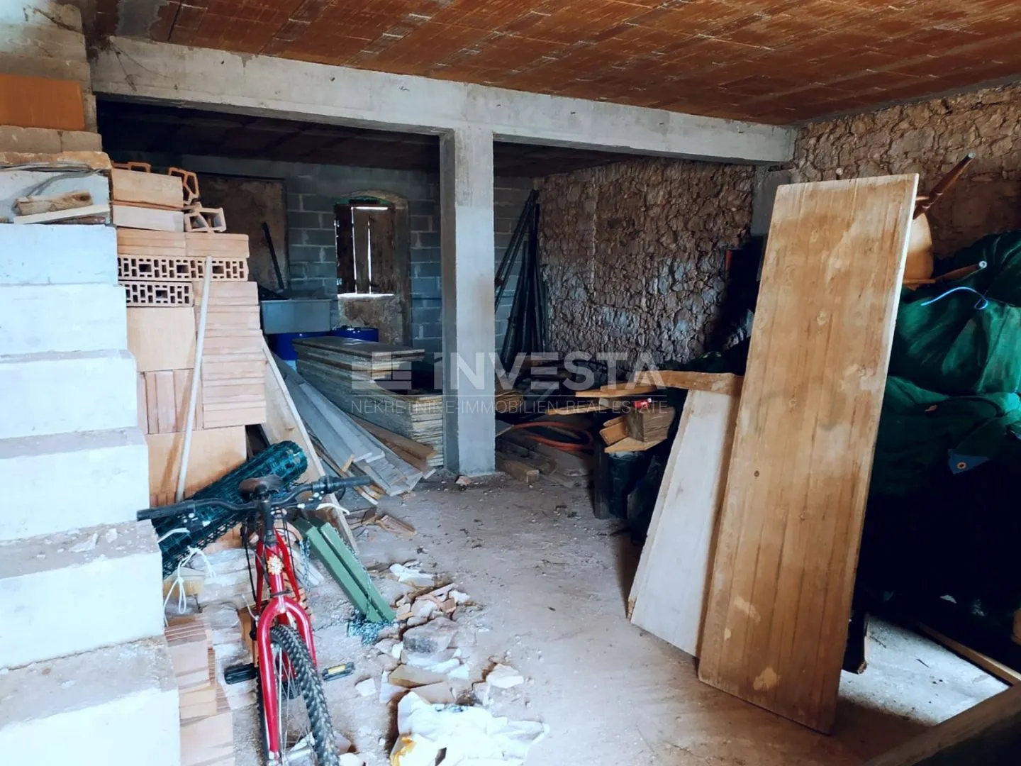 okolica poreča, kamena kuća u nizu za adaptaciju sa 250m2 okućnice - slika 9