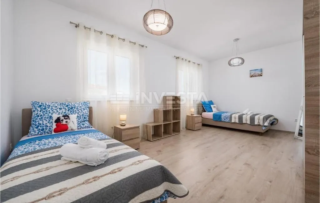 fažana, prostrana vila blizu mora sa 3 stana, pomoćni objekt, bazen - slika 20