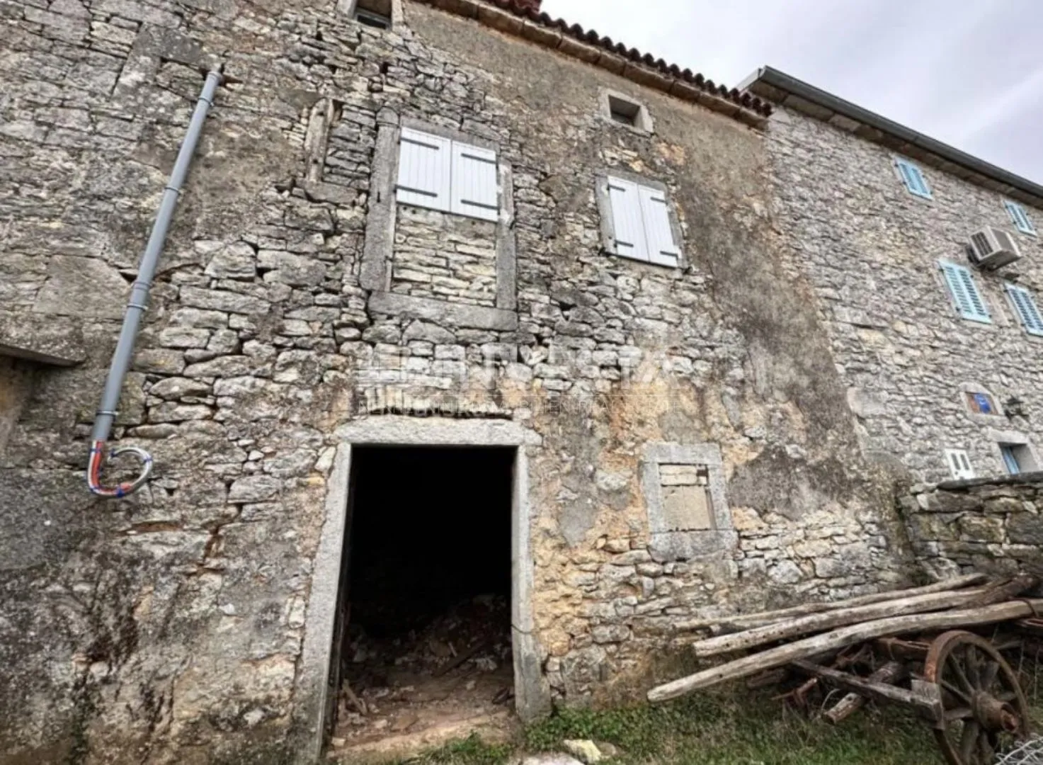 višnjan, kamena kuća -započeta renovacija - slika 3