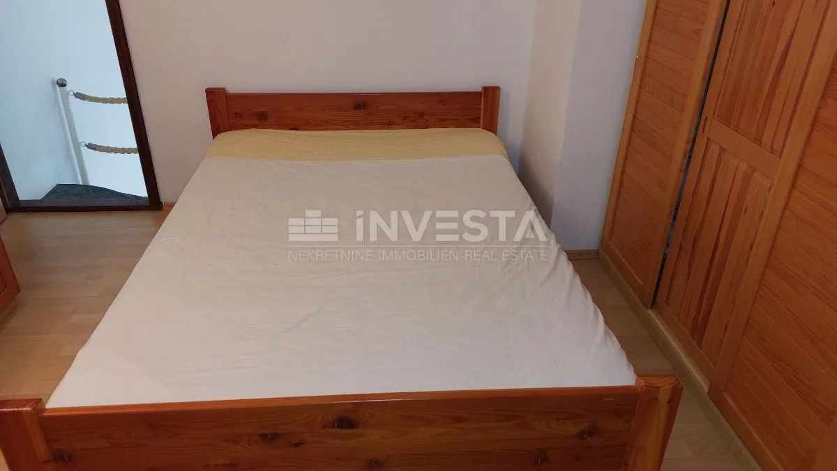dvoetažni stan u červar portu - slika 17