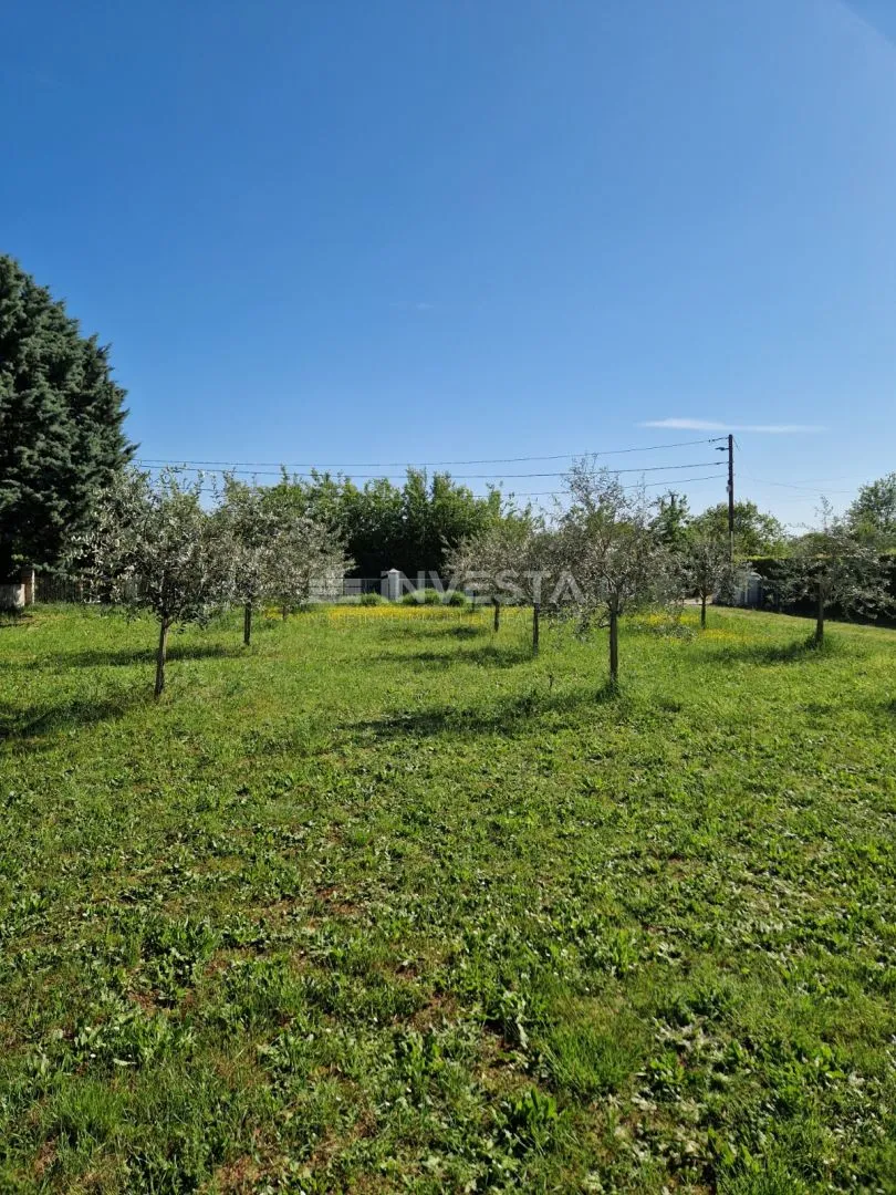 kuća s vrtom i garažom ,mirno okruženje, 2 stambene jedinice - slika 8