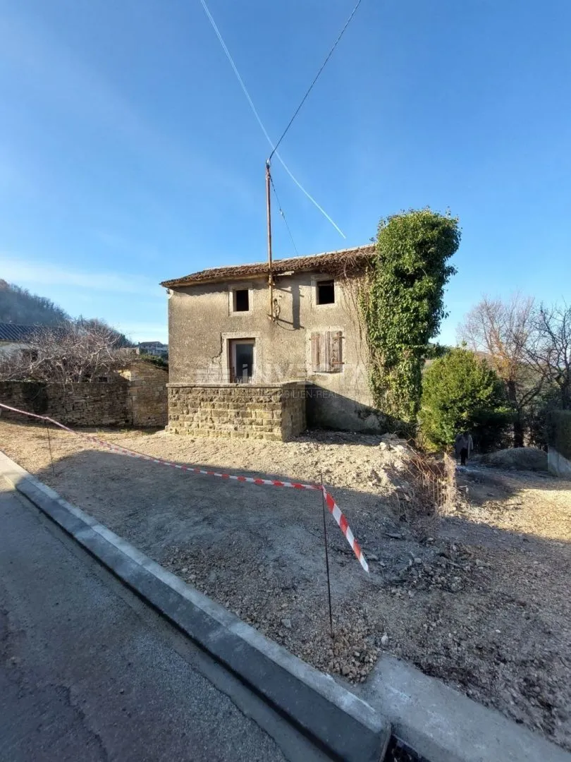 okolica motovuna, autohtona istarska kuća s pogledom na motovun - slika 3