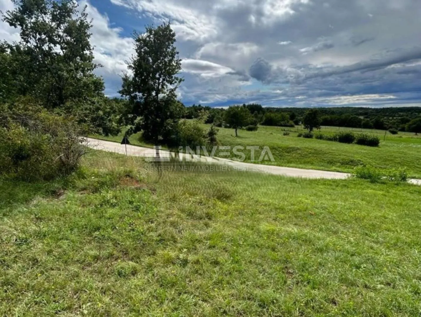 Oprtalj, građevinsko zemljište 1579 m2 sa pogledom