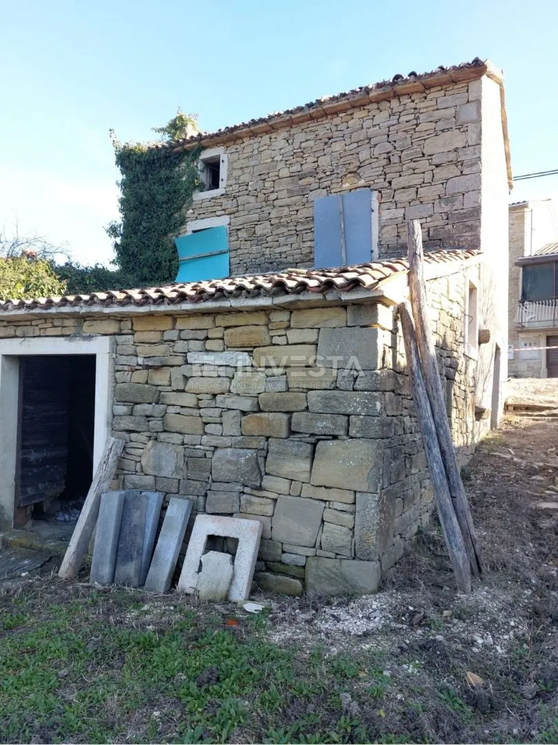 okolica motovuna, autohtona istarska kuća s pogledom na motovun - slika 2