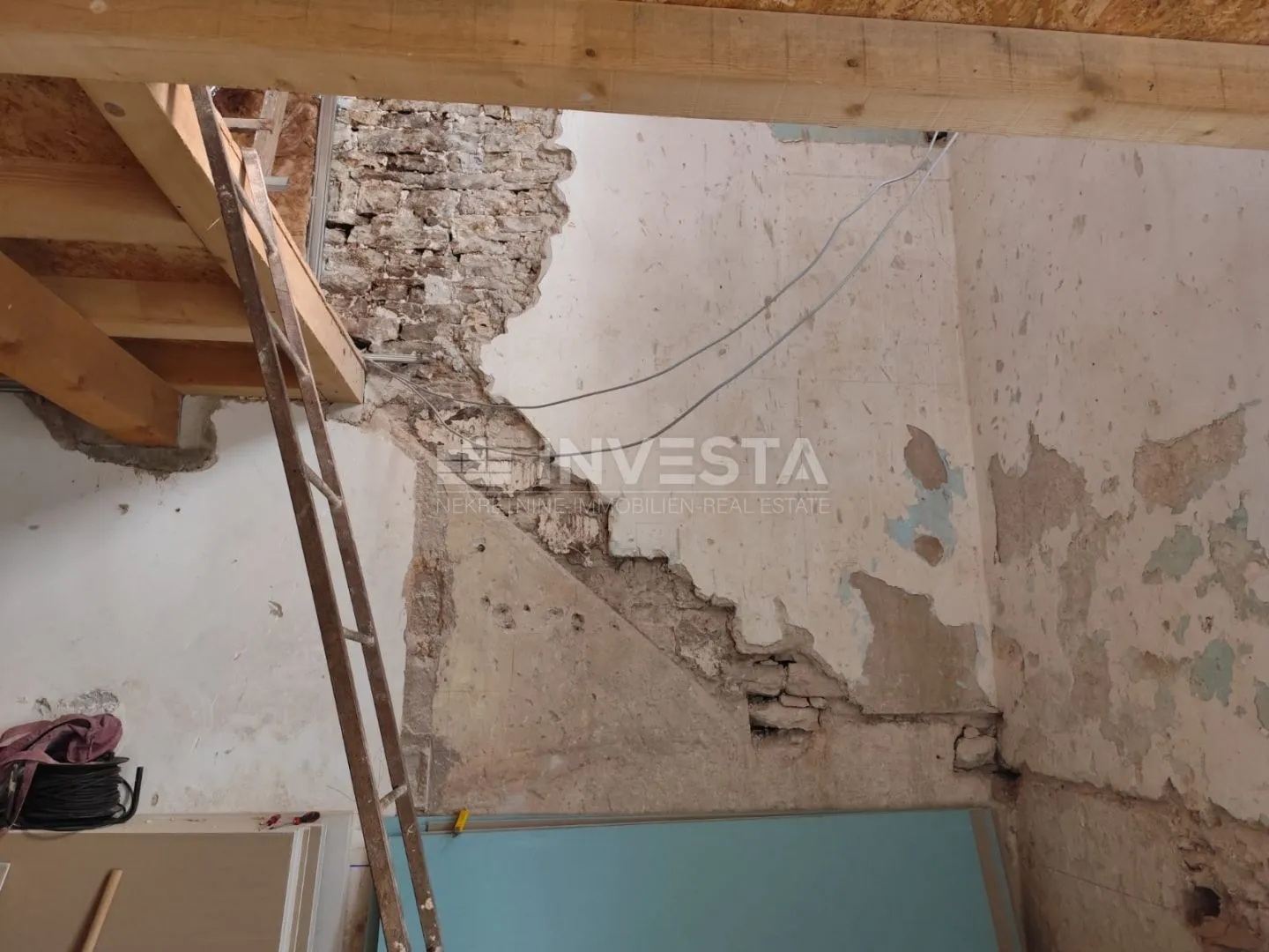kamena kuća na tri etaže u centru vodnjana, u fazi adaptacije - slika 4