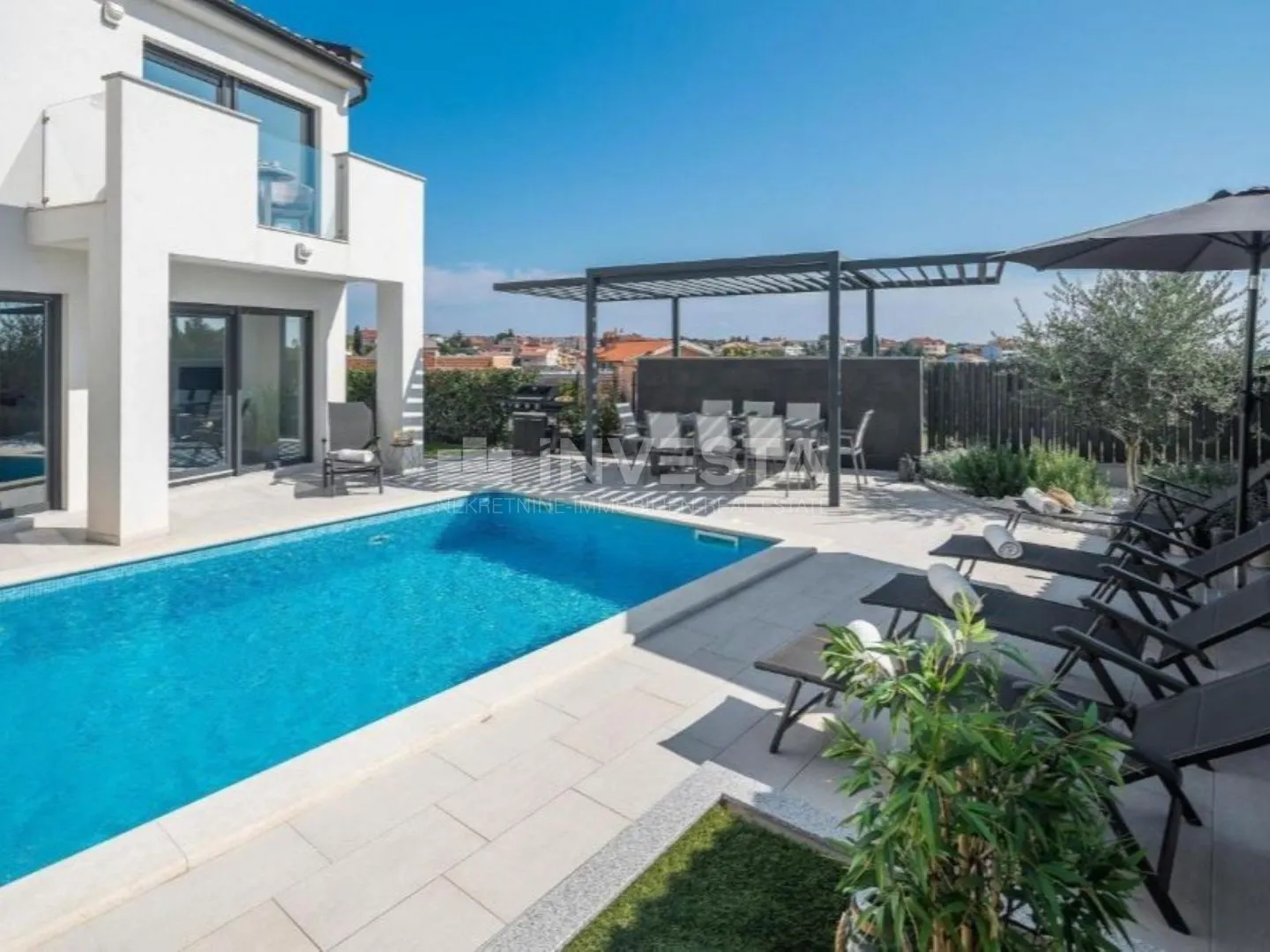 vila sa bazenom, pogledom na more i dodatnim apartmanom - slika 43