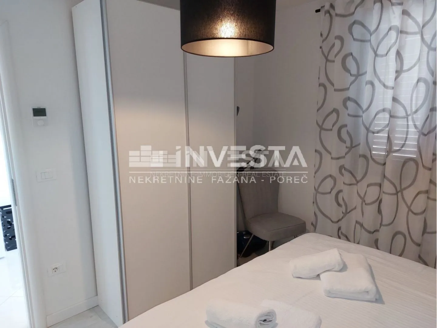 poreč okolica, moderno uređena vila dvojnica s bazenom, novogradnja - slika 18