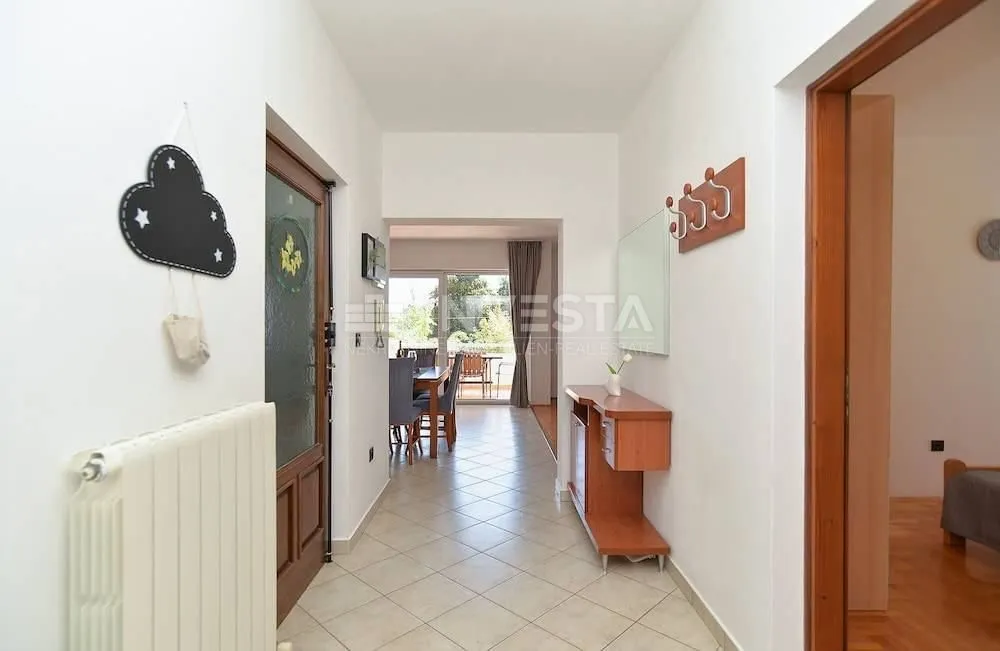 kuća sa 6 stambenih jedinica - blizina mora - slika 13