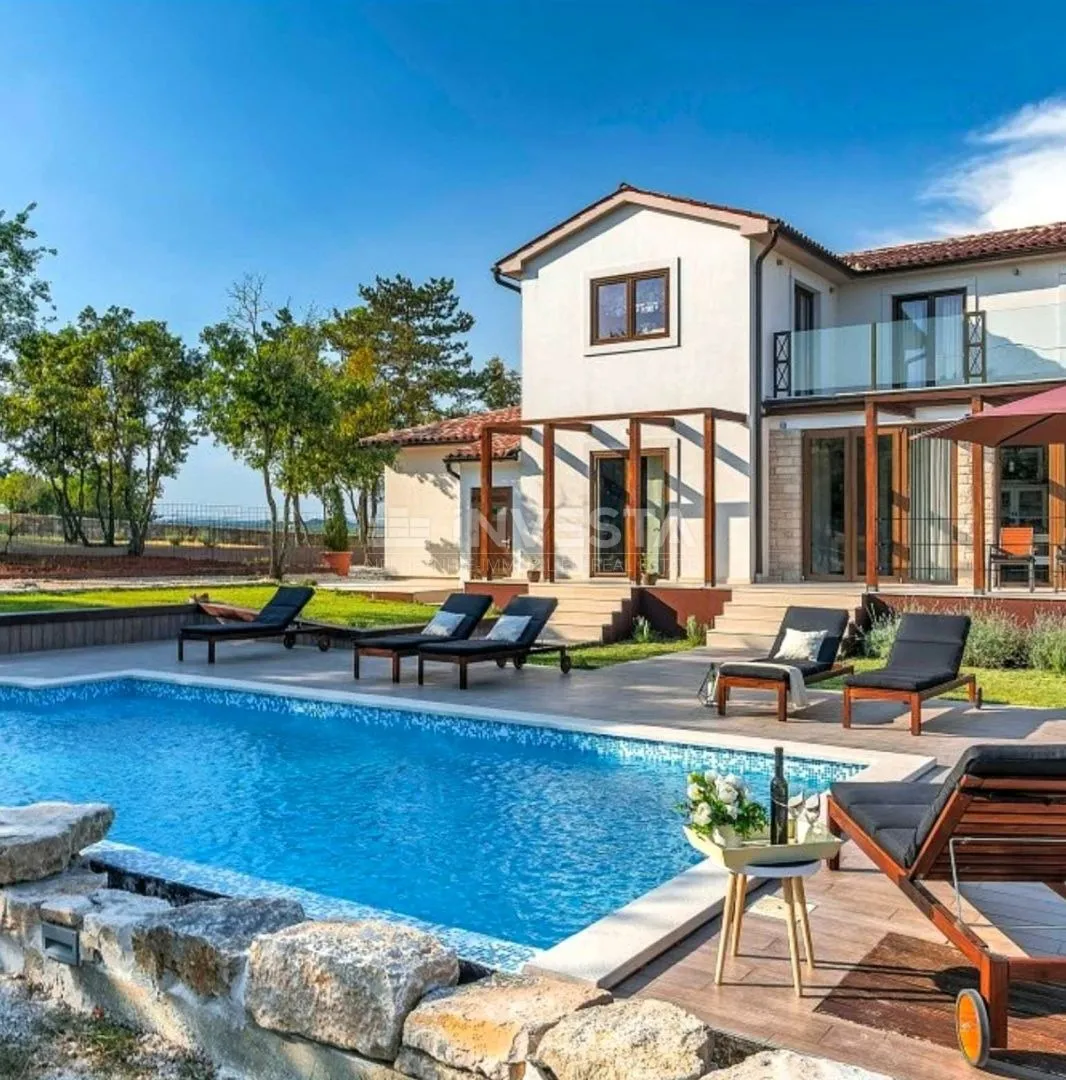 Barban, Moderna samostojeća vila s bazenom, 1800m2 okućnice
