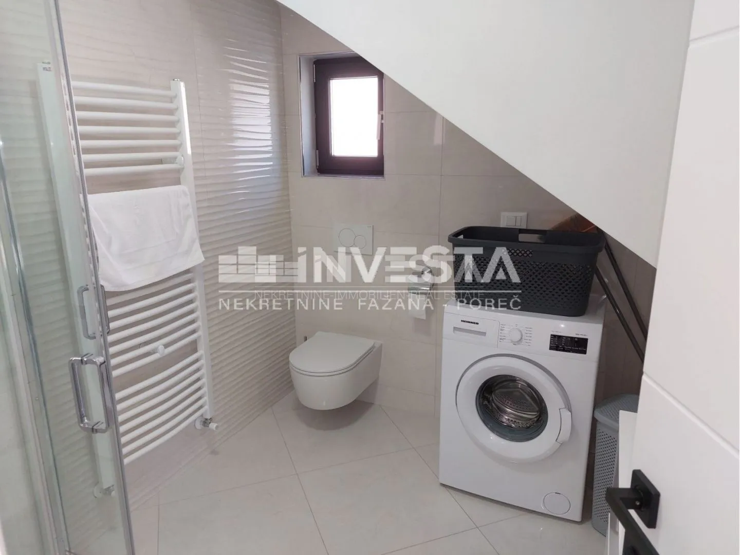 poreč okolica, moderno uređena vila dvojnica s bazenom, novogradnja - slika 19