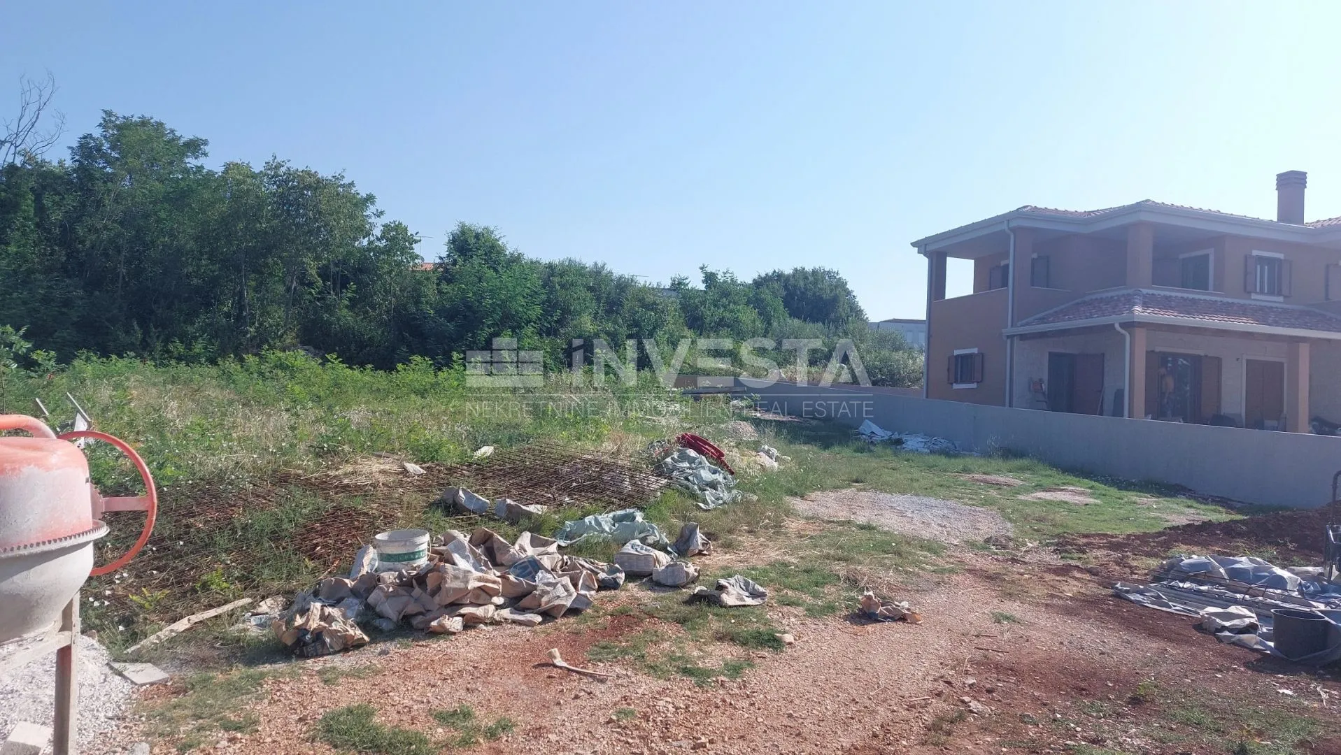 građevinsko zemljište sa pravomoćnom građevinskom dozvolom - slika 2