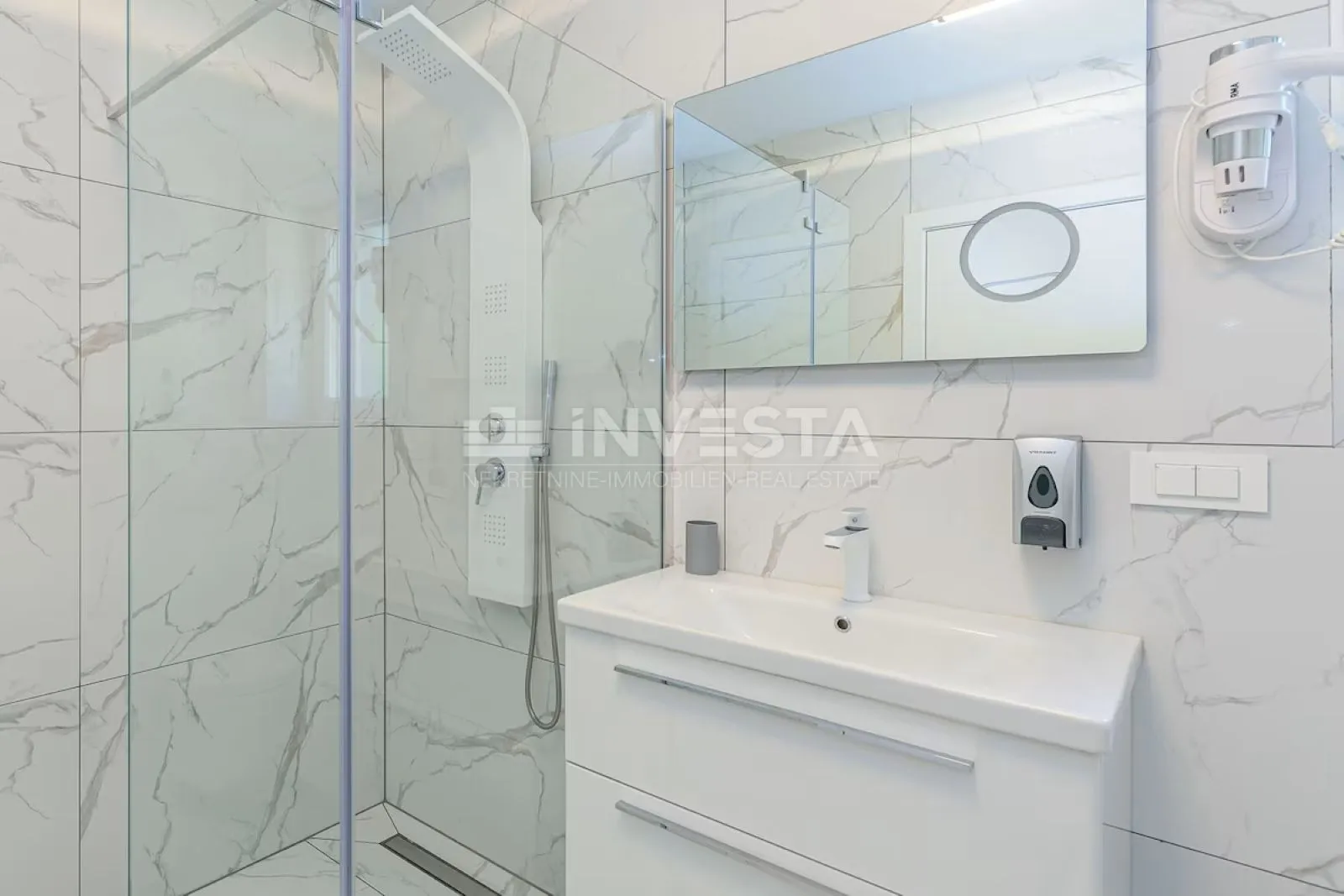 moderna vila s bazenom - slika 17