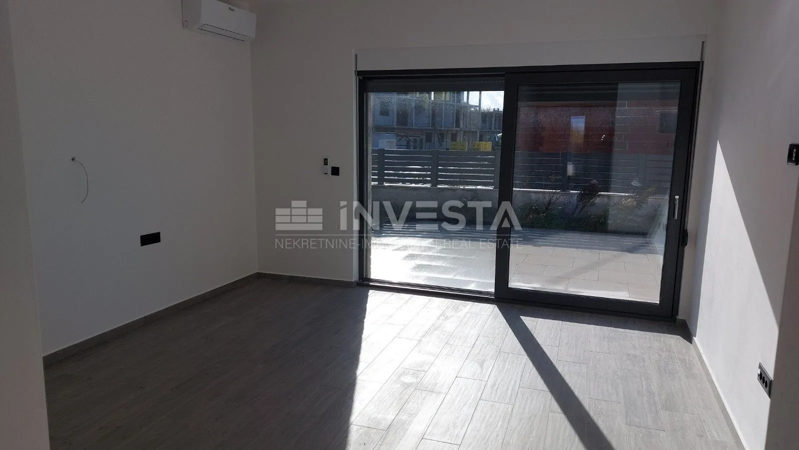 moderna vila u taru - slika 27