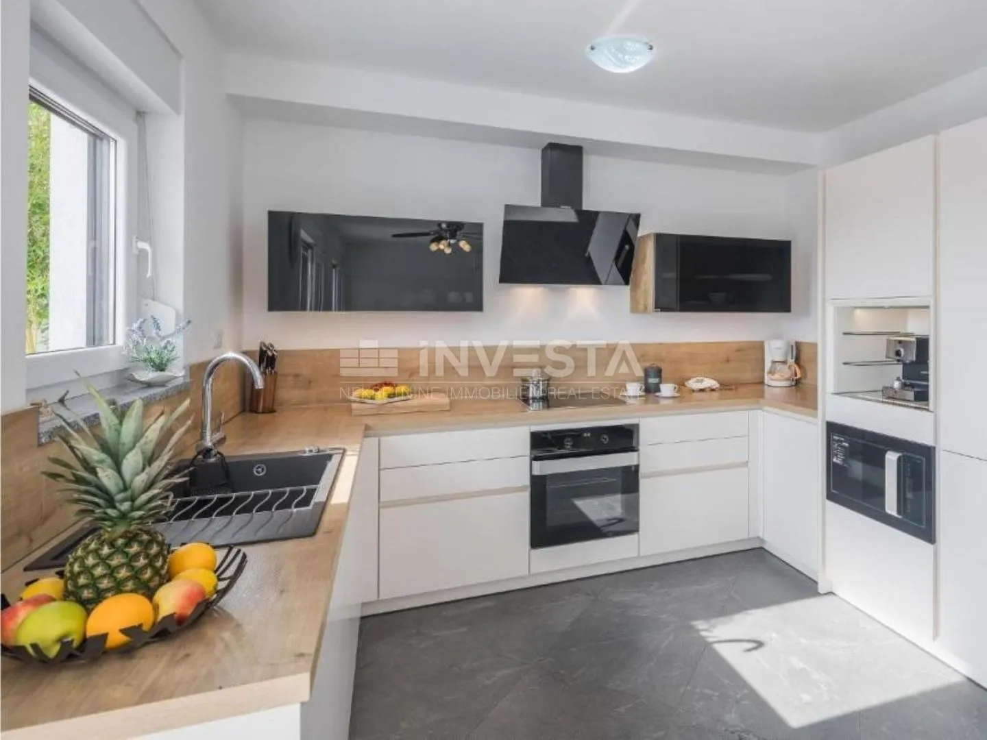 vila sa bazenom, pogledom na more i dodatnim apartmanom - slika 9