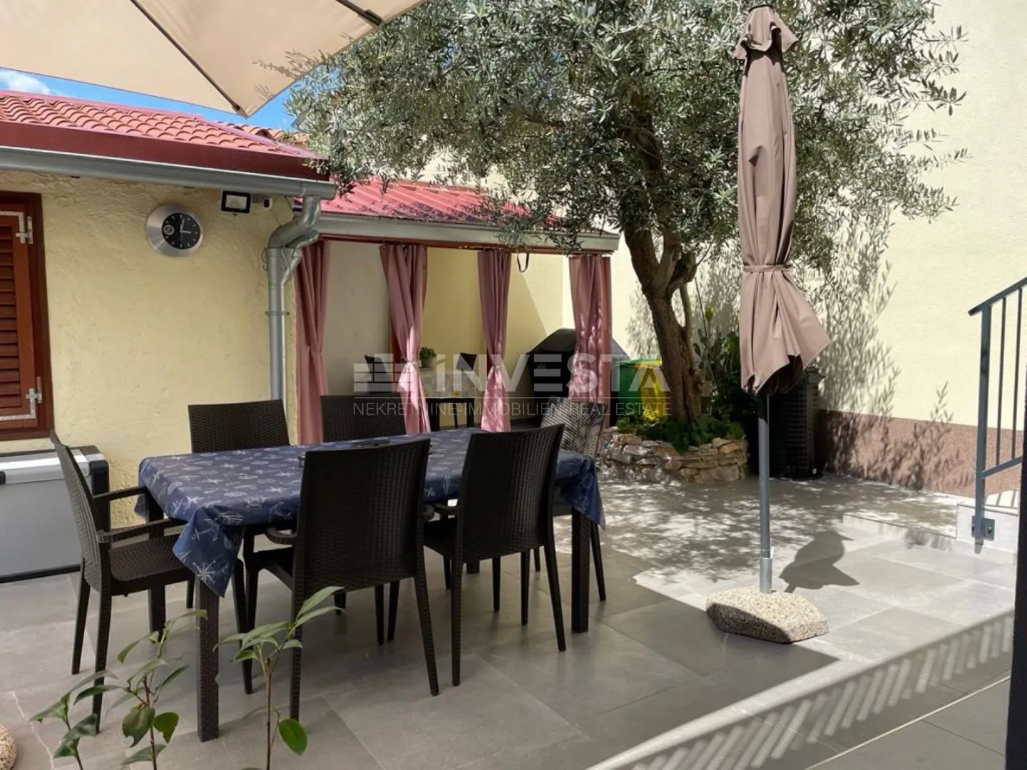 pula centar, novi stan 1.kat, veliko dvorište s kućicom i garaža - slika 14
