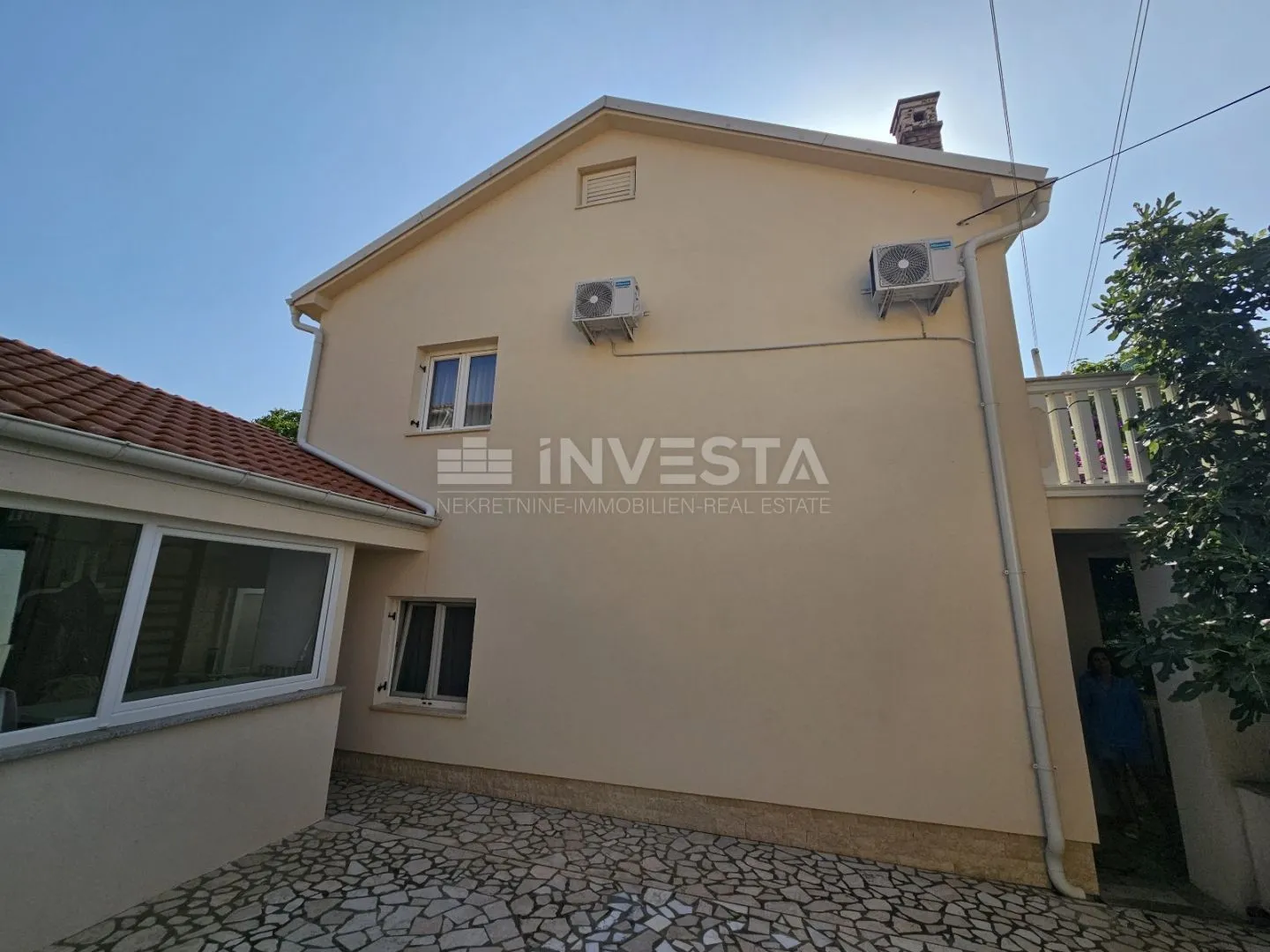 ližnjan centar, kuća s tri stana, konobom i garažom - povoljno! - slika 24