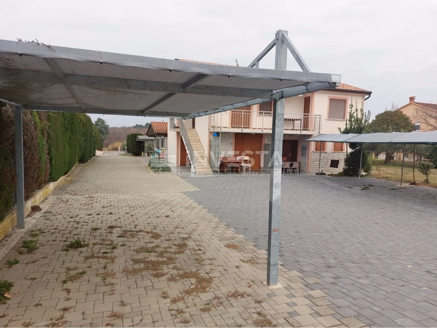 poreč okolica, 2 kuće sa više stambenih jedinica, prostrana okućnica - slika 5