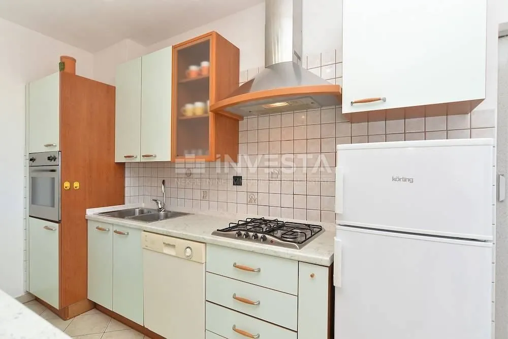 kuća sa 6 stambenih jedinica - blizina mora - slika 11