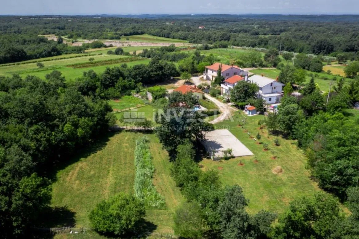 prostrano imanje sa tri kuće i dva bazena - slika 6