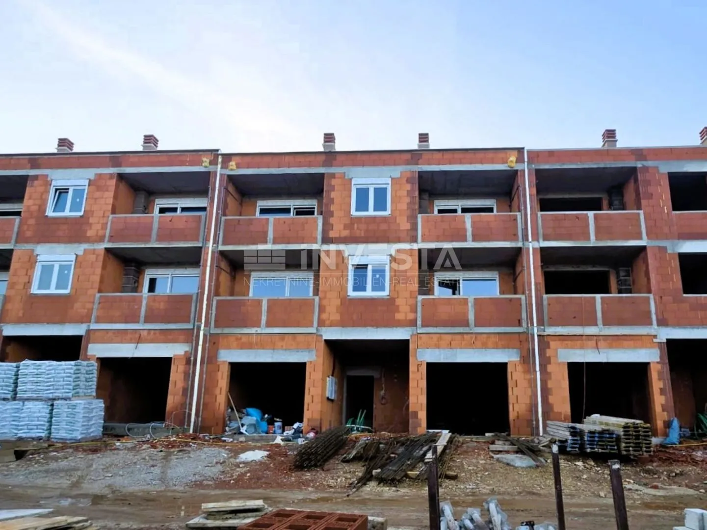 Šijana, novogradnja – stan s 2 spavaće sobe i garažom - Pula