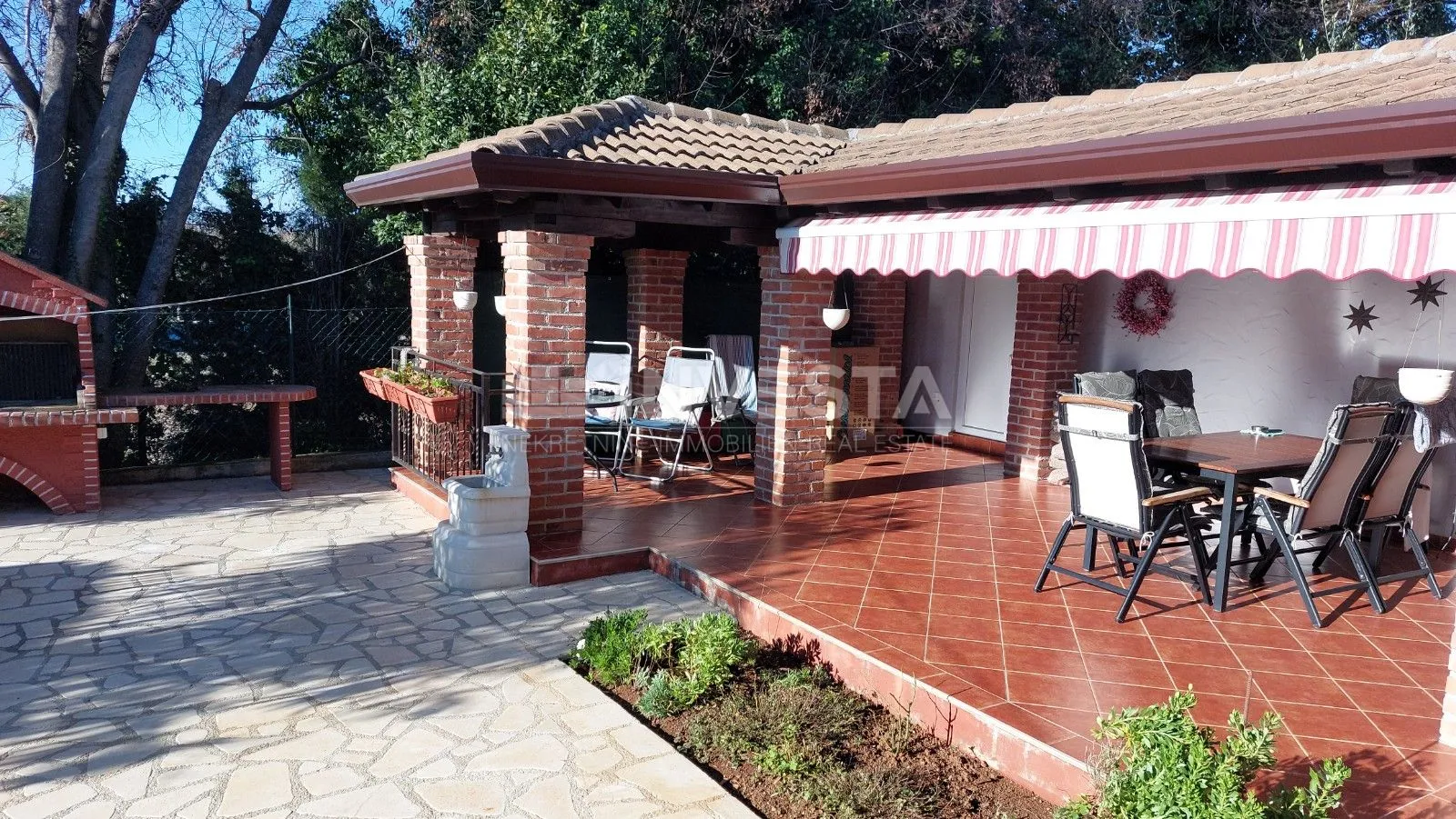 dvojna kuća sa dva stana i pogledom na more - slika 8