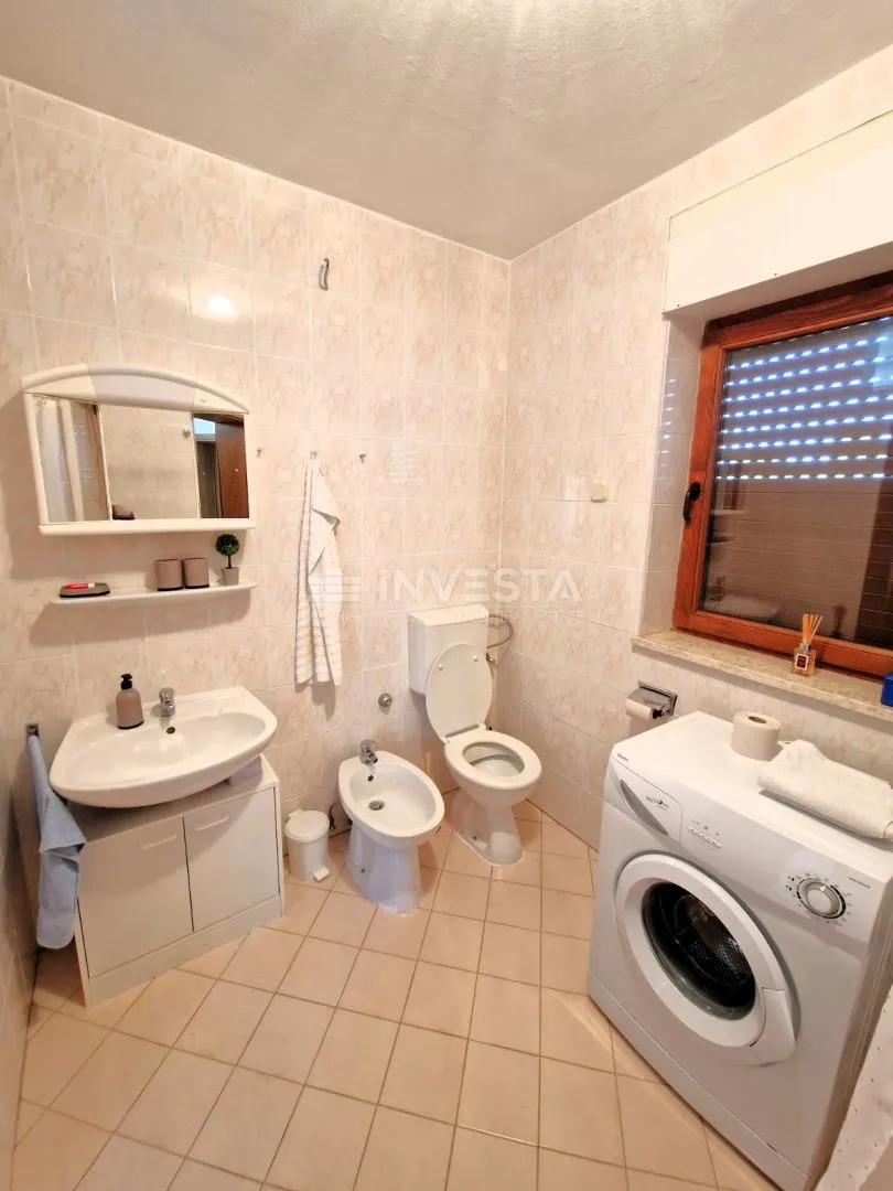 kuća s vrtom i garažom ,mirno okruženje, 2 stambene jedinice - slika 14