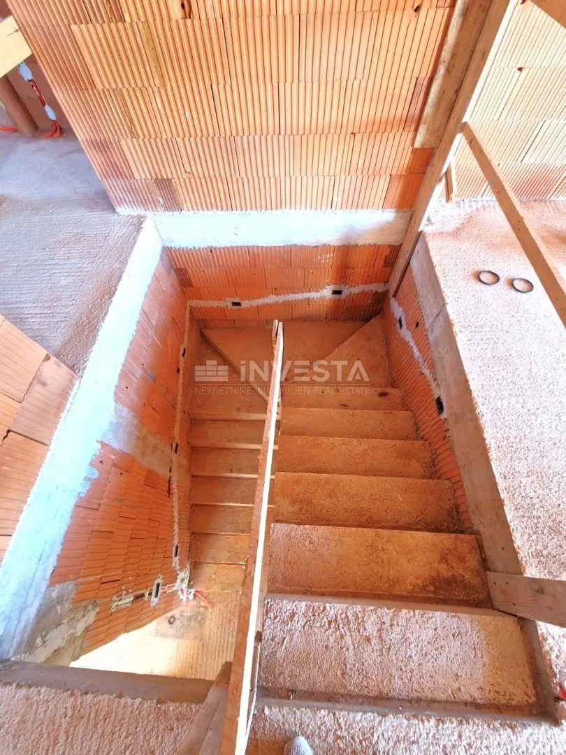kuća s bazenom i otvorenim pogledom na prirodu, mirno okruženje - slika 33