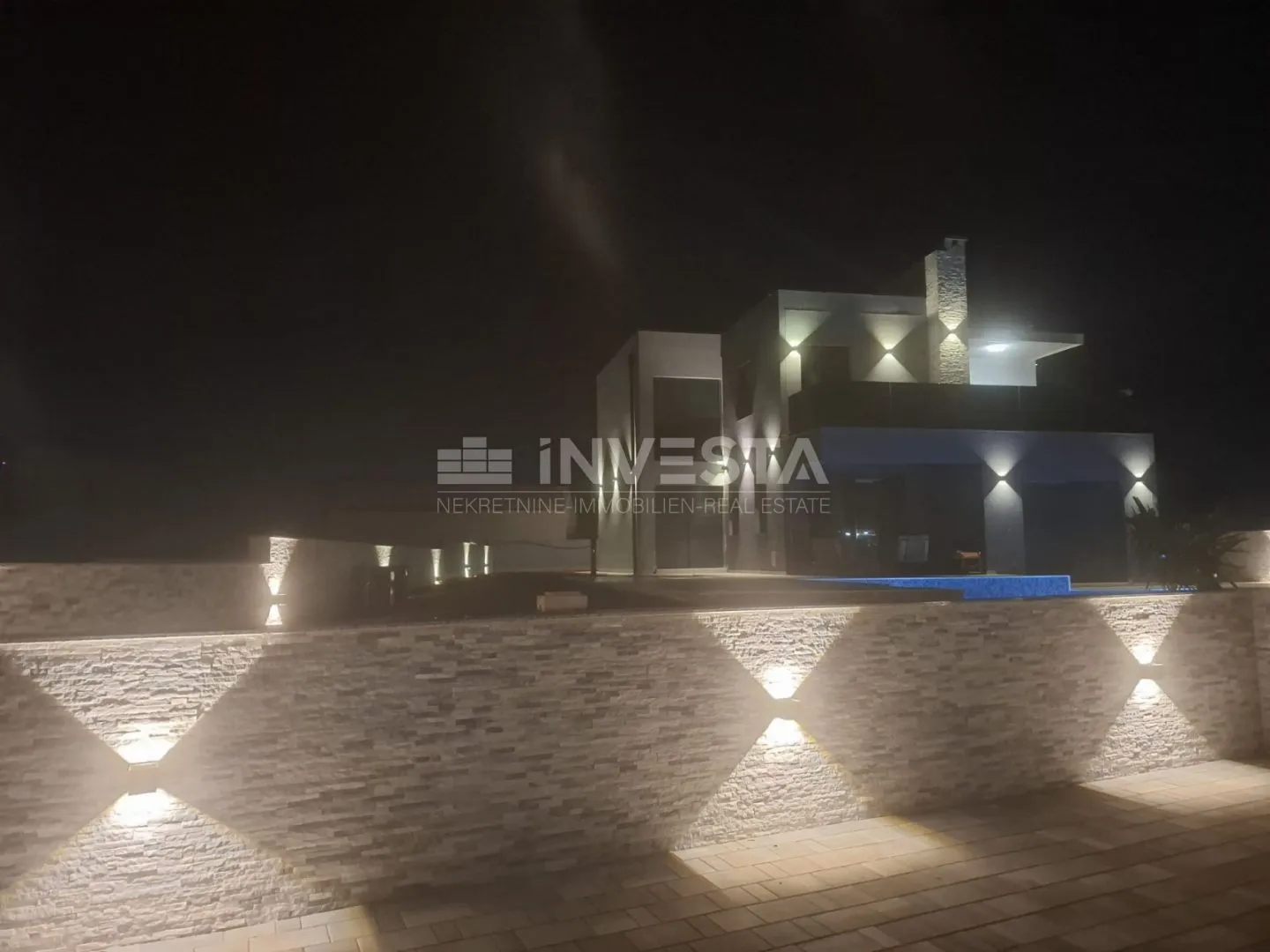 moderna vila sa grijanim bazenom - slika 9