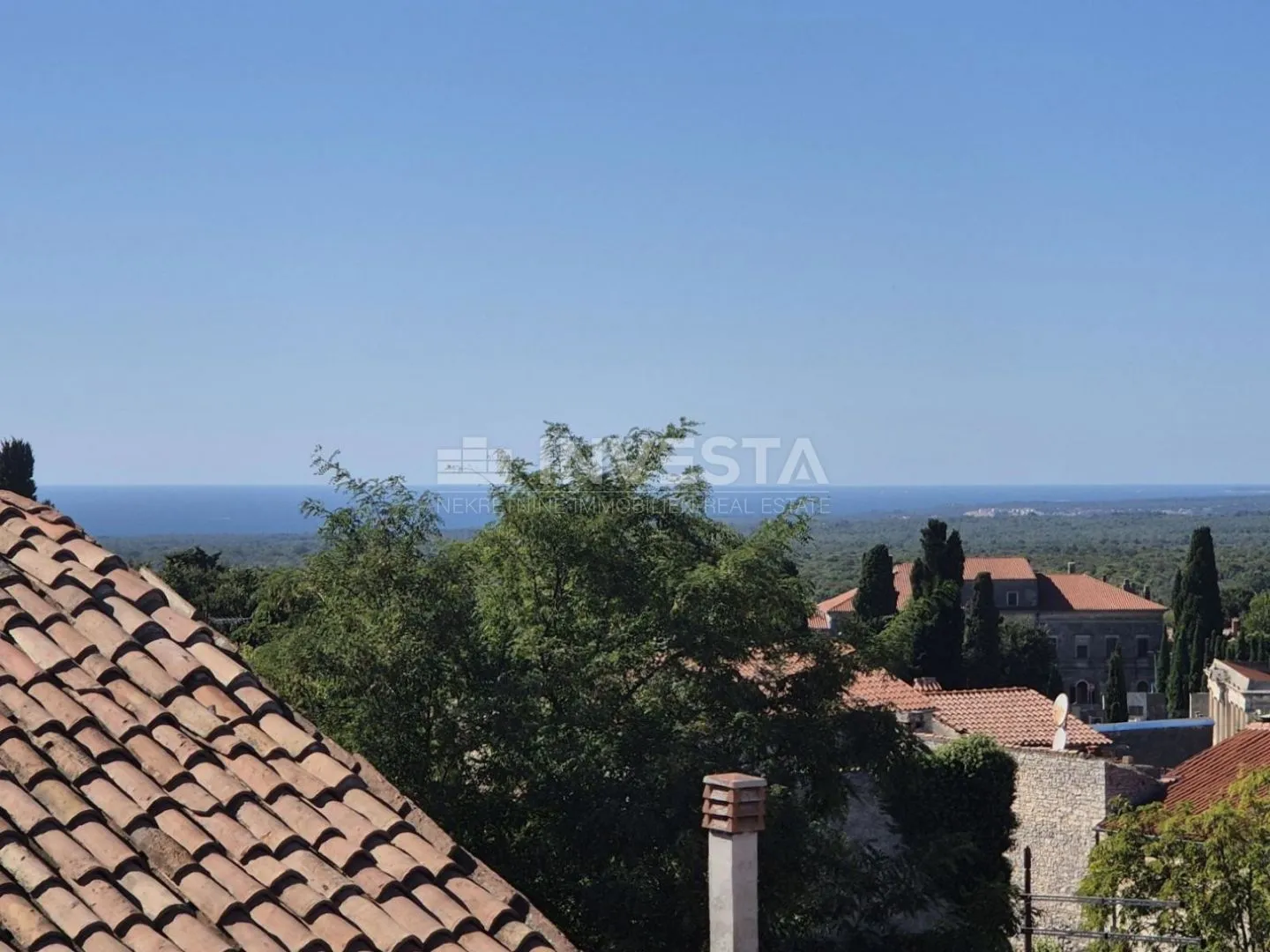 vodnjan, kuća u nizu s krovnom terasom i pogledom na more - slika 7