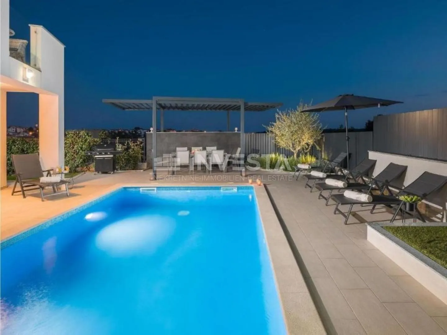vila sa bazenom, pogledom na more i dodatnim apartmanom - slika 39