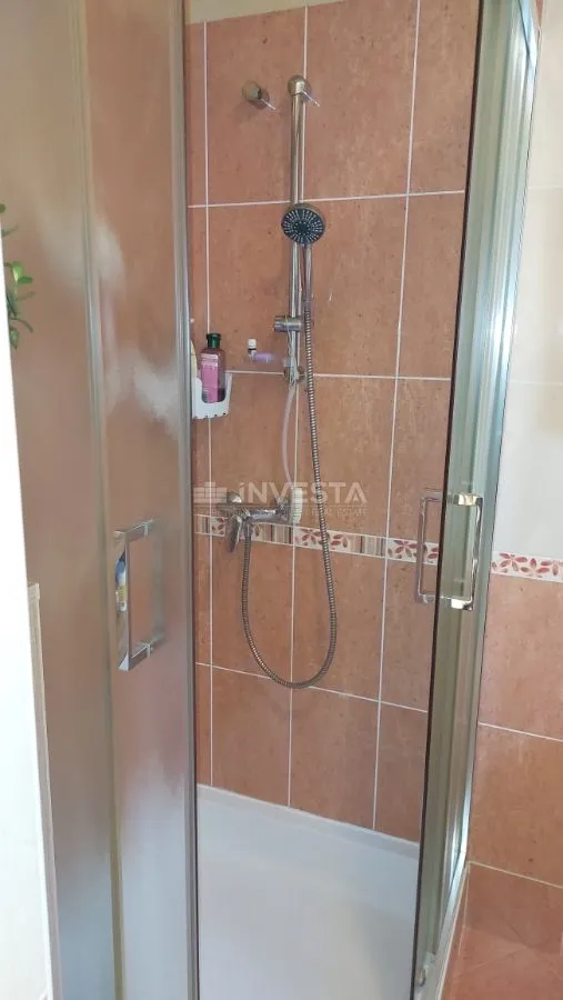 dvojna kuća sa dva stana i pogledom na more - slika 20