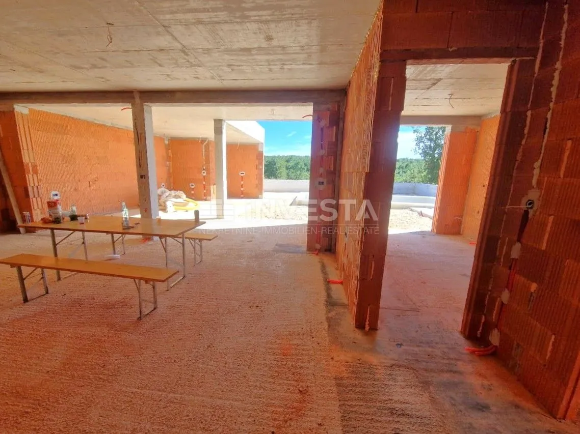 kuća s bazenom i otvorenim pogledom na prirodu, mirno okruženje - slika 40