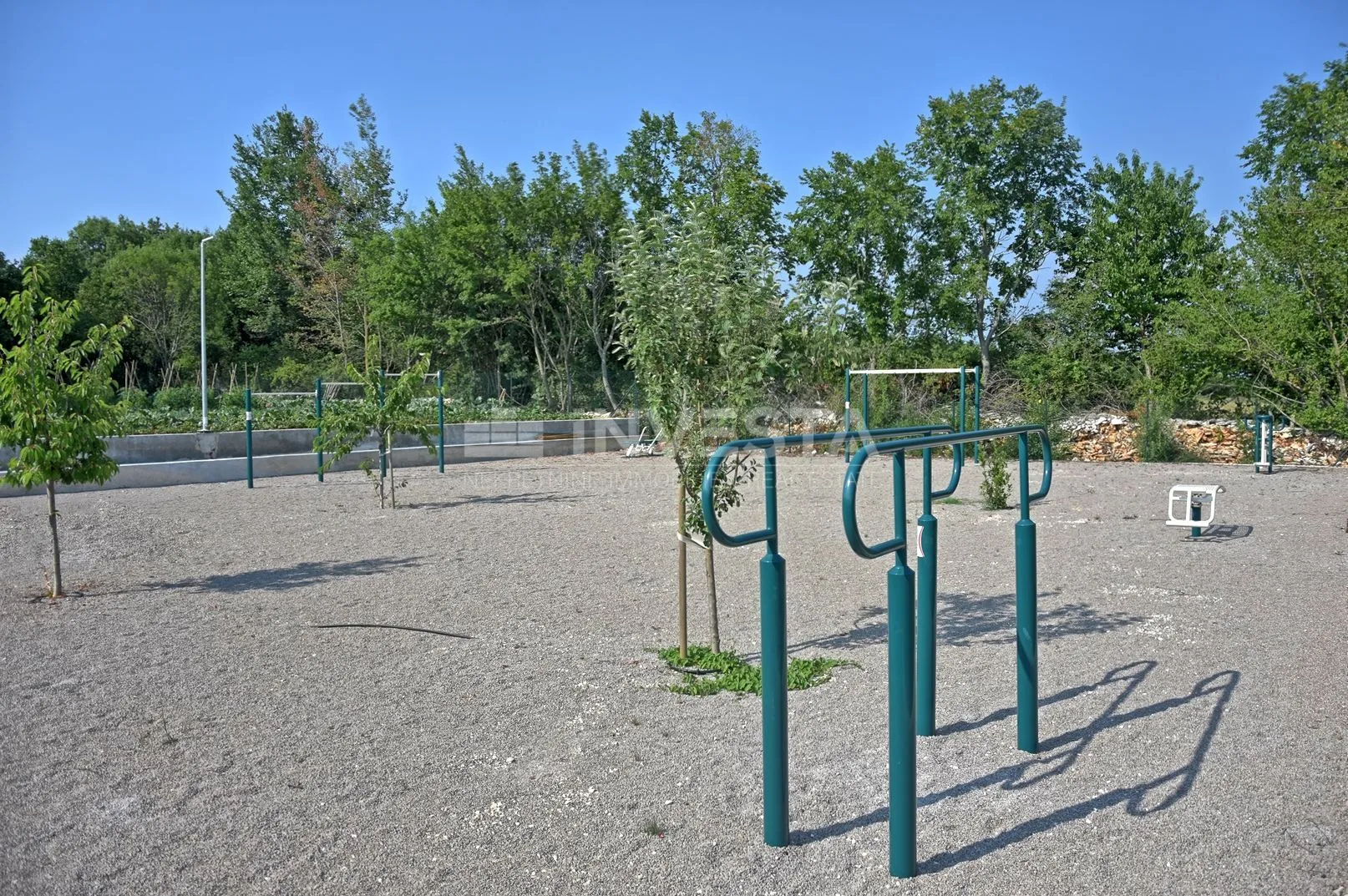 ekskluzivna rustikalna vila sa bazenom i sportskim terenima - slika 21