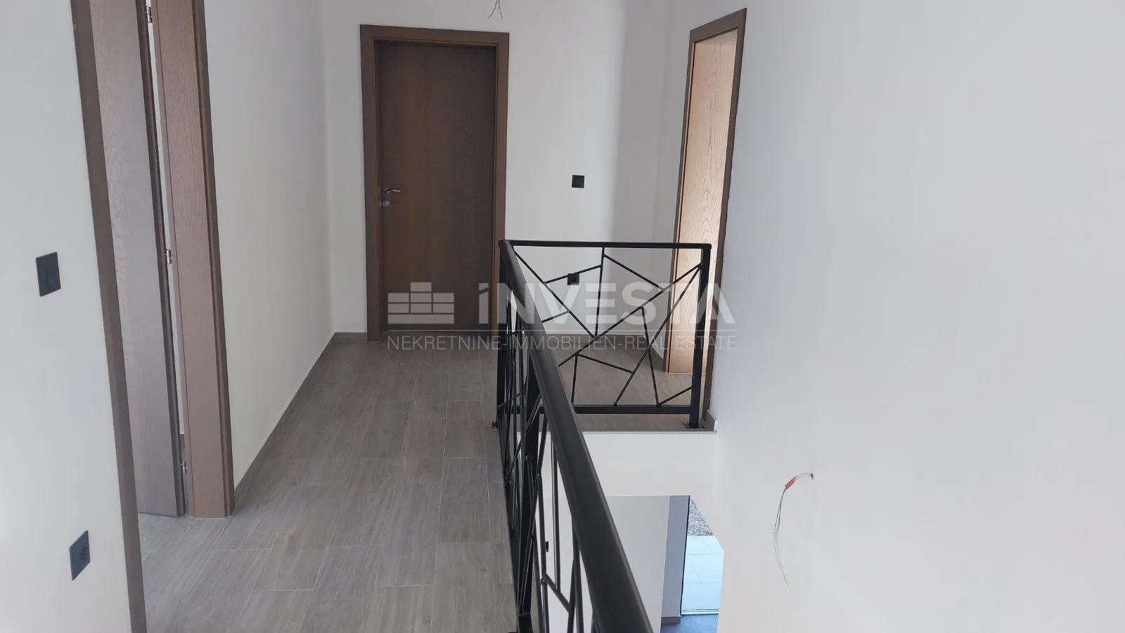 moderna vila u taru - slika 29