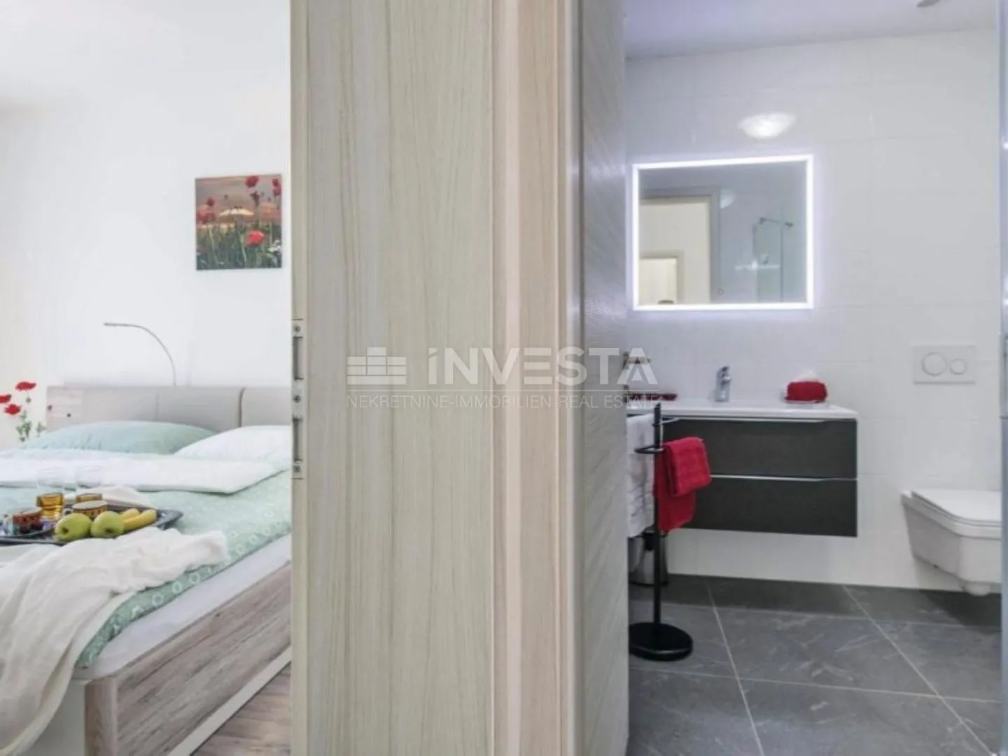 vila sa bazenom, pogledom na more i dodatnim apartmanom - slika 21