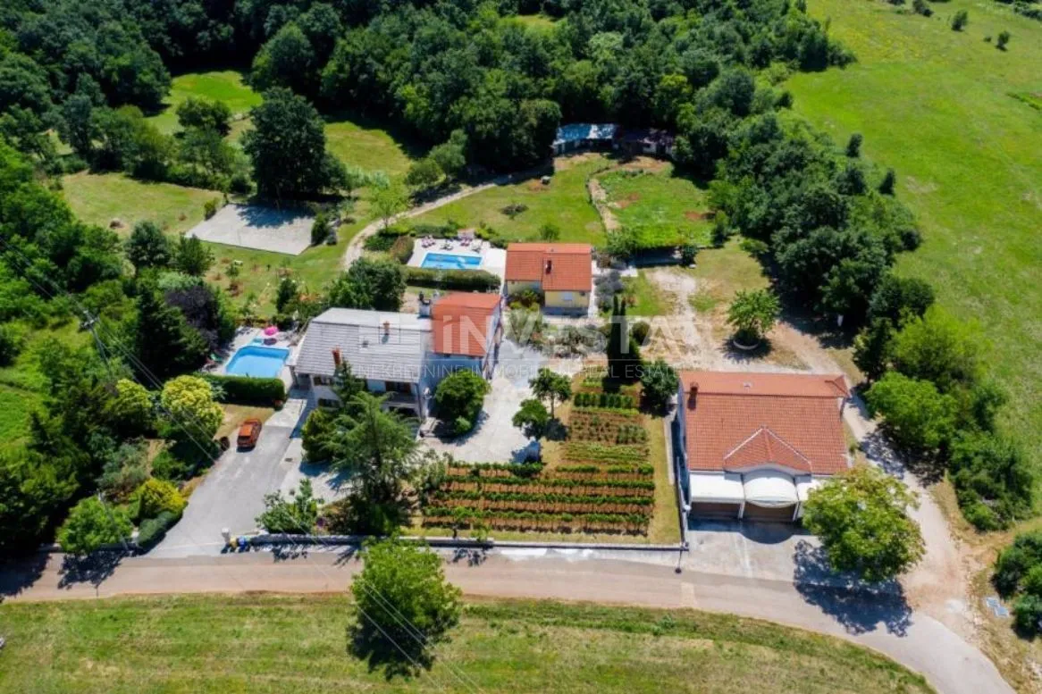 prostrano imanje sa tri kuće i dva bazena - slika 4