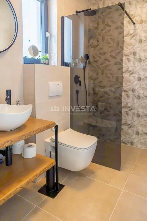 fažana, luksuzni dvoetažni stan 78 m2, parking, blizina mora - slika 9