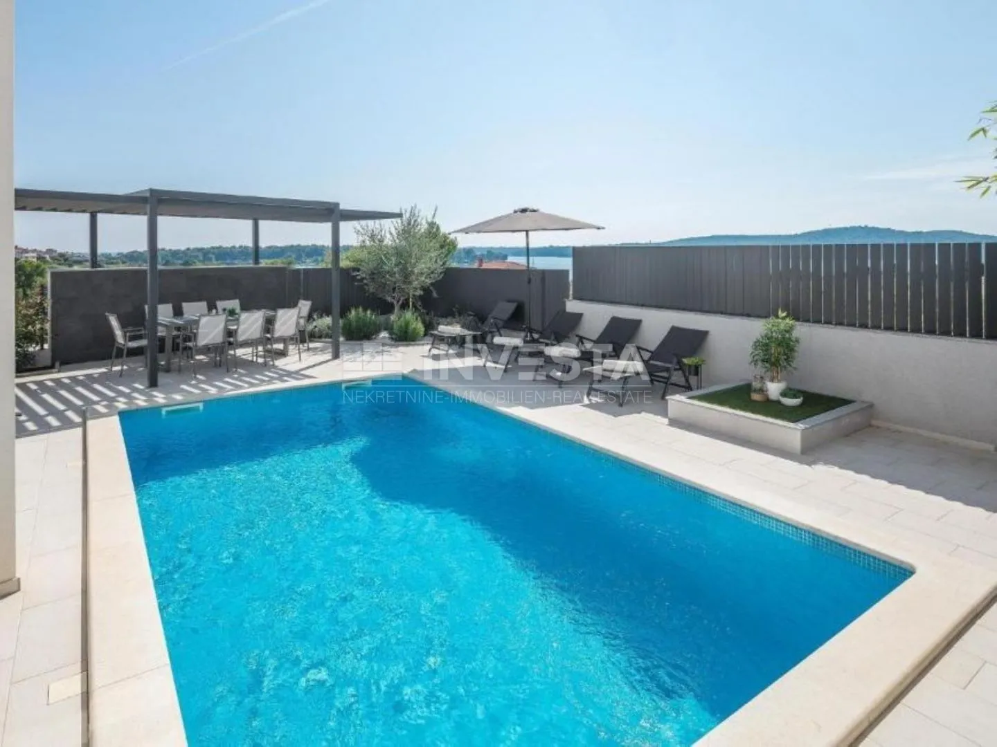 vila sa bazenom, pogledom na more i dodatnim apartmanom - slika 2