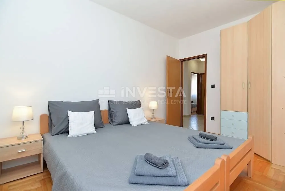 kuća sa 6 stambenih jedinica - blizina mora - slika 8