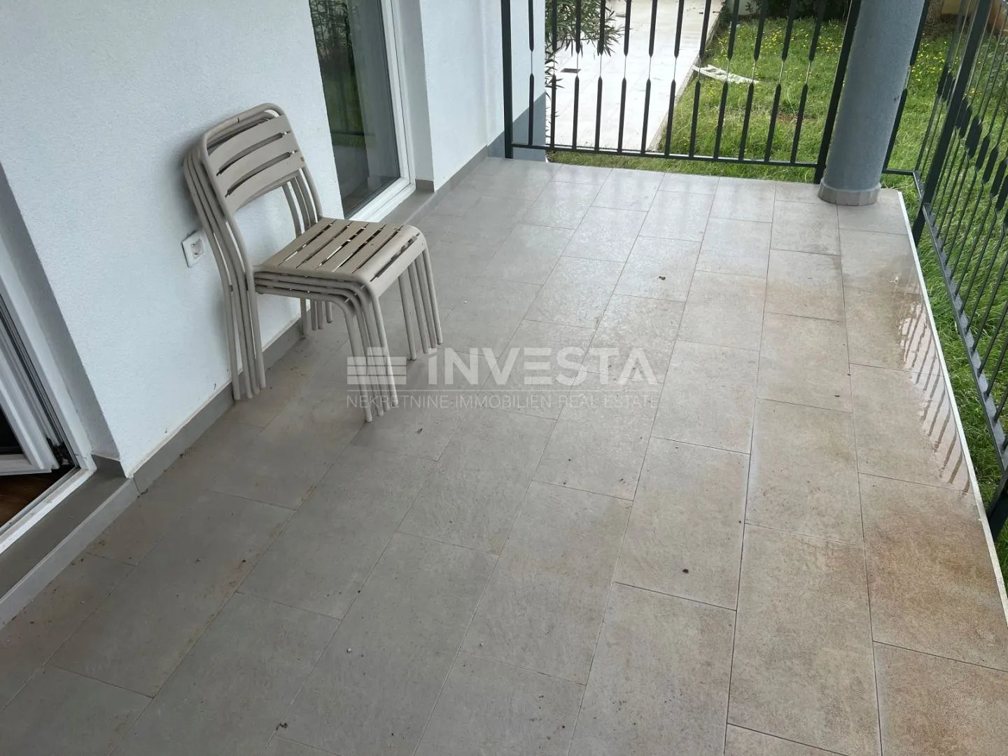pula okolica, prostrana kuća sa pet stanova i dva bazena - slika 7