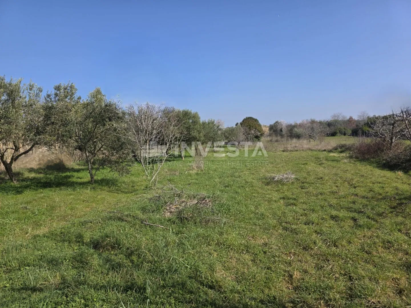 Fažana, građevinsko zemljište 2.580m2 blizu plaže