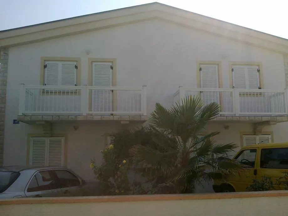 Vir, kuća s 4 apartmana(312m2), 250m od mora, južna strana!!!