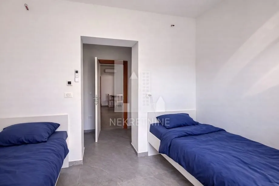 istra, poreč – dvije stambene jedinice, 138,64 m², okućnica ~350 m² - slika 9