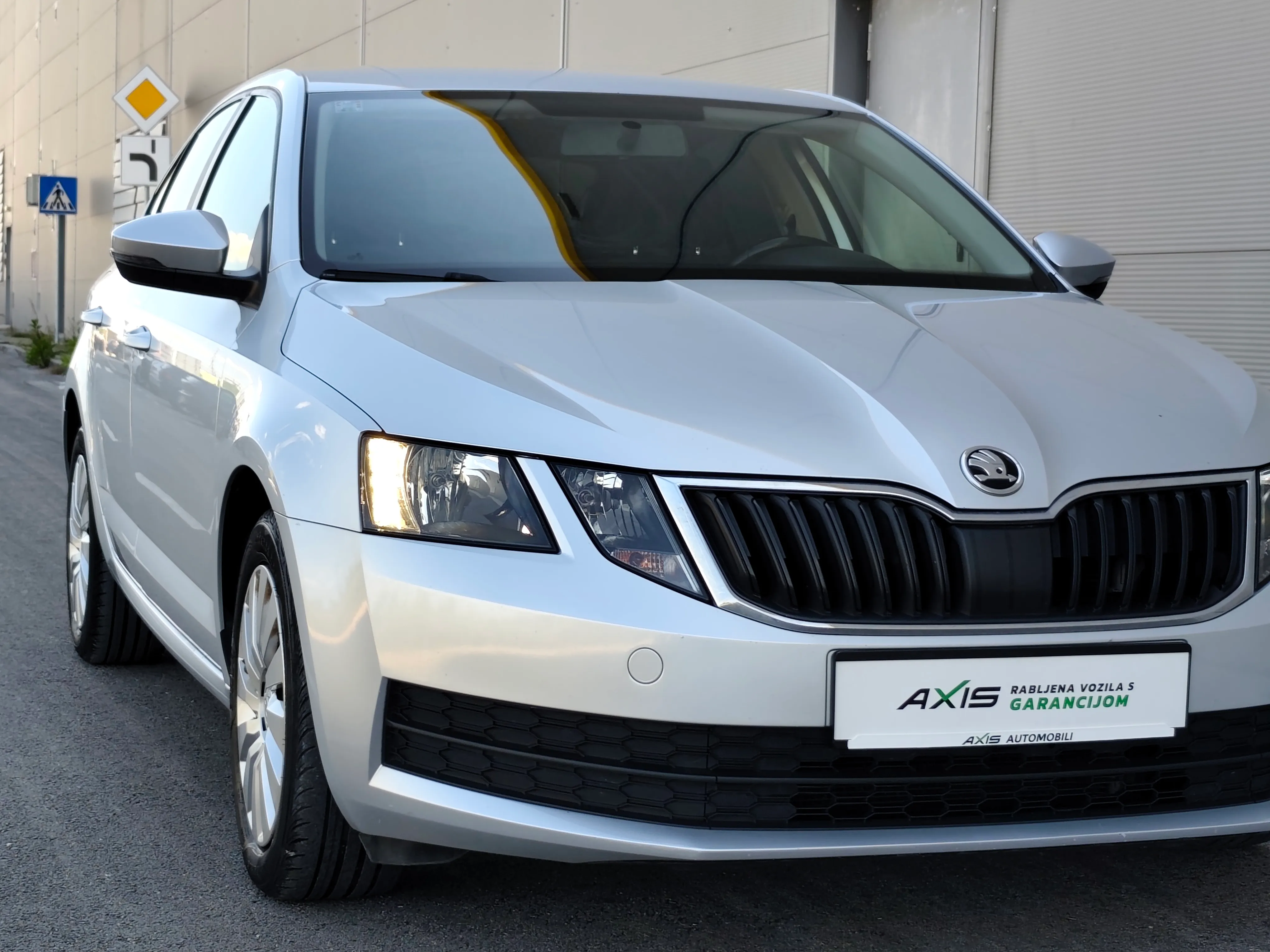 škoda octavia 1,6 tdi simply |hr auto |veliki servsi |odlično stanje - slika 16
