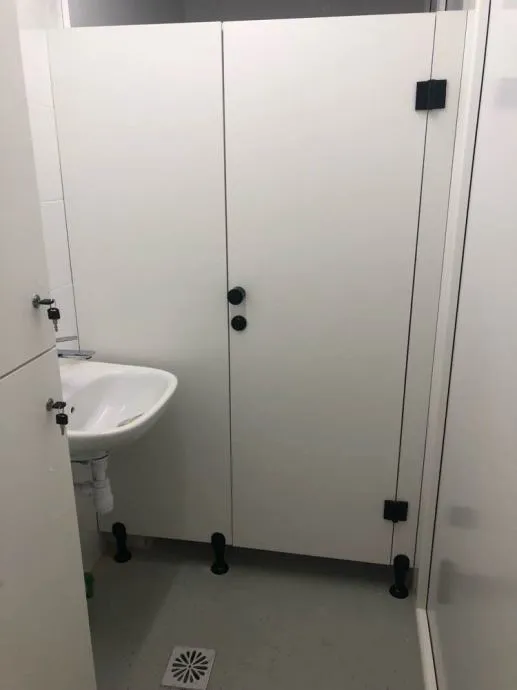 wc pregrade i sanitarne kabine sa vratima izrađene po mijeri - slika 3