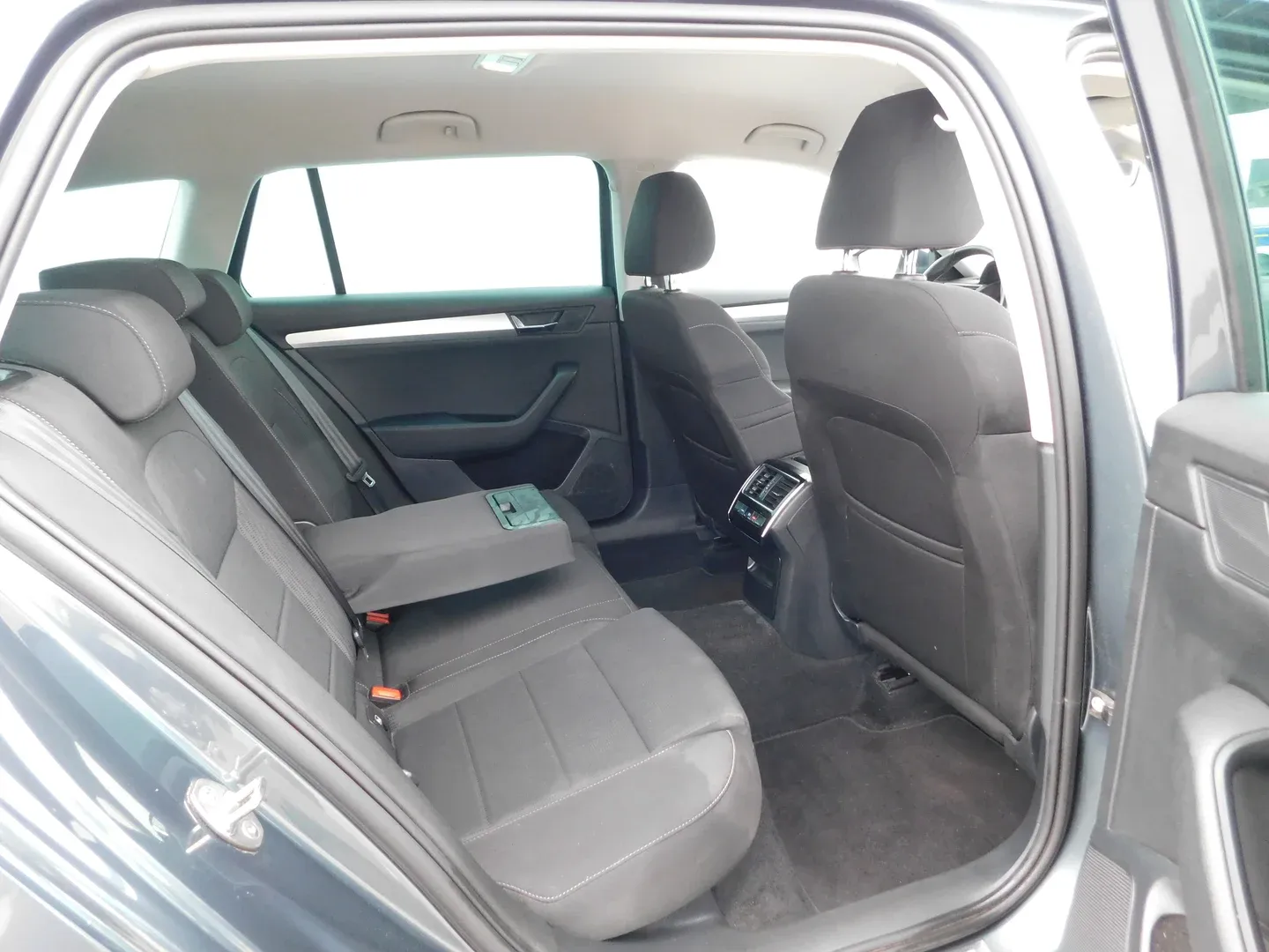 09322 škoda superb combi ambition 1.6 tdi - slika 13