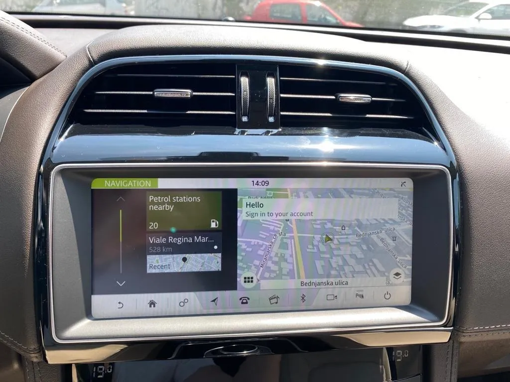 jaguar f-pace 2.0 d 4x4 automatik, navi, led, kamera, 4x garancija! - slika 19